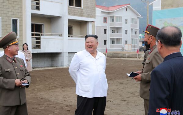 Kim Jong-un, líder norcoreano, durante la inspección de las obras de reconstrucción de las zonas azotadas por los tifones - Sputnik Mundo