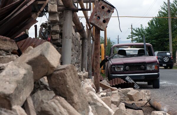 Lágrimas y sufrimiento: así se vive el conflicto en Nagorno Karabaj - Sputnik Mundo