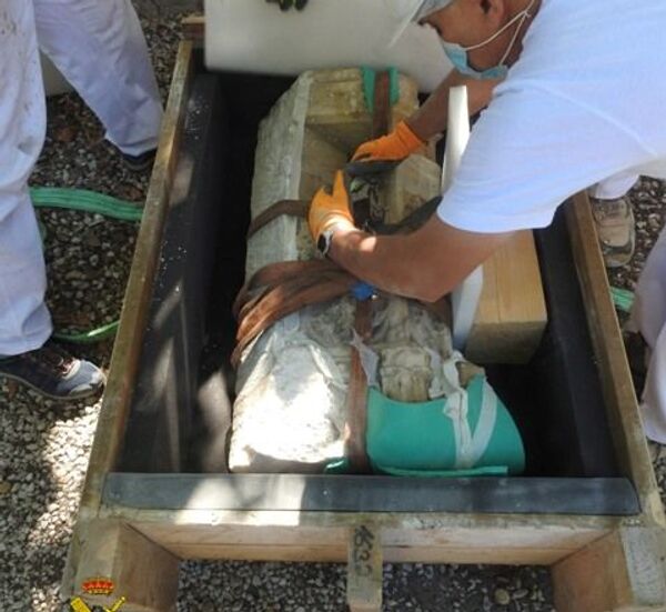 Trabajadores recuperando el torreón del sepulcro - Sputnik Mundo