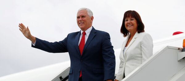 El vicepresidente de EEUU, Mike Pence, y su esposa Karen Pence El vicepresidente de EEUU, Mike Pence, y su esposa Karen Pence - Sputnik Mundo