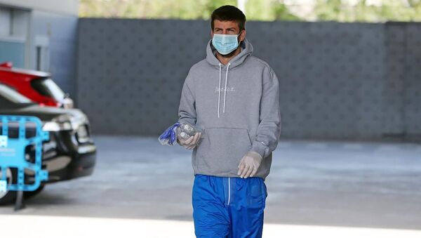 Gerard Piqué con mascarilla en Barcelona - Sputnik Mundo