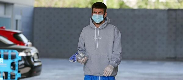 Gerard Piqué con mascarilla en Barcelona - Sputnik Mundo