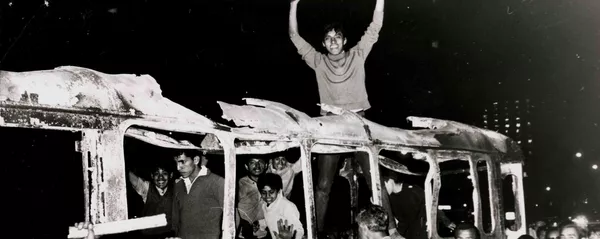 Estudiantes sobre cammión quemado durante las protestas de 1968 en México (archivo) Estudiantes sobre cammión quemado durante las protestas de 1968 en México (archivo) - Sputnik Mundo