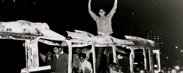 Estudiantes sobre cammión quemado durante las protestas de 1968 en México (archivo) - Sputnik Mundo