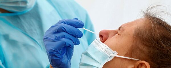 Una prueba nasal para detectar el COVID-19, foto de archivo - Sputnik Mundo