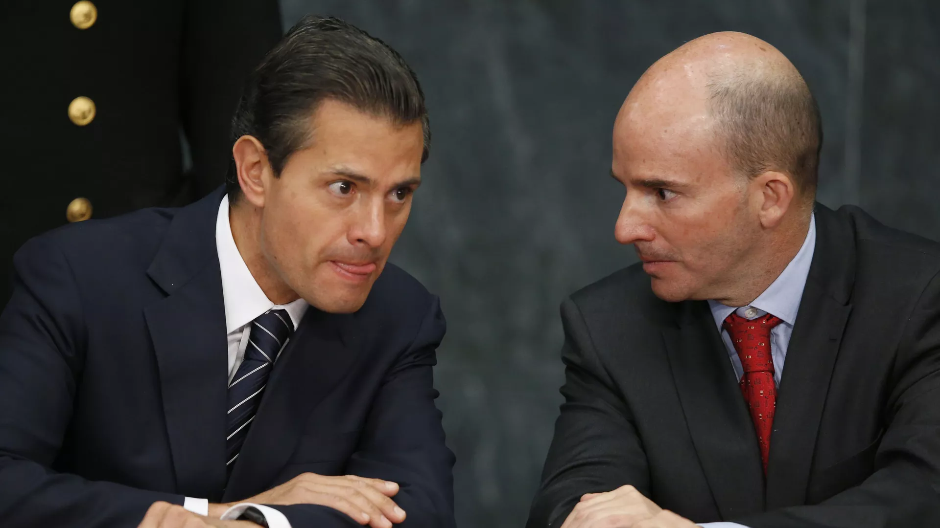 El expresidente mexicano Enrique Peña Nieto (izq) El expresidente mexicano Enrique Peña Nieto (izq) - Sputnik Mundo, 1920, 15.07.2022