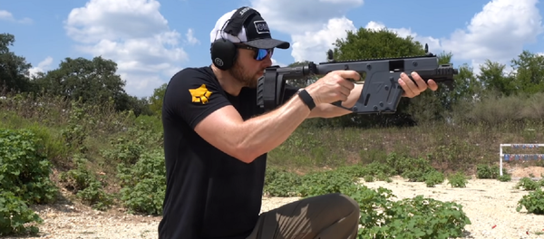 Dispara contra la hoja de una navaja y parte la bala en dos - Sputnik Mundo