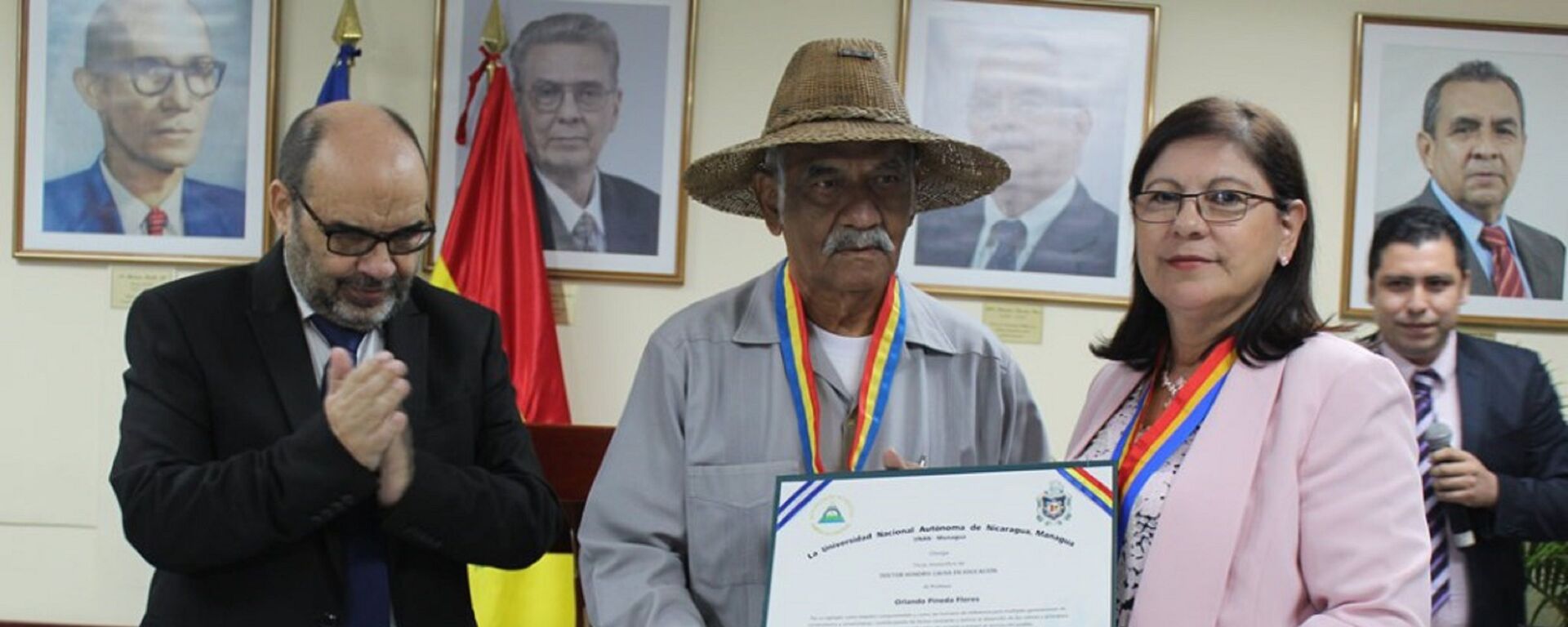 La Rectora de UNAN-Managua, Ramona Rodríguez Pérez, otorga el título de Doctor Honoris Causa en Educación al profesor Orlando Pineda - Sputnik Mundo, 1920, 30.04.2021