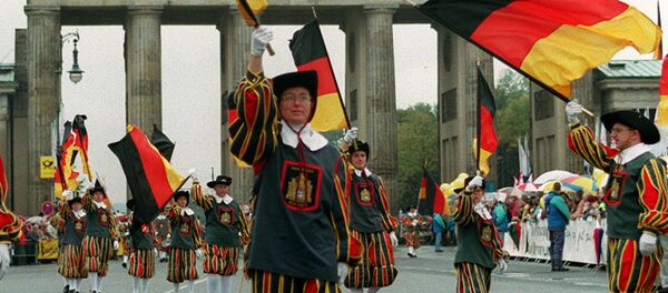 Desfile en honor de la unificiación de Alemania en frente de la Puerta de Brandeburgo Desfile en honor de la unificiación de Alemania en frente de la Puerta de Brandeburgo - Sputnik Mundo