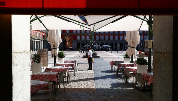 Una terraza vacía en la Plaza Mayor, Madrid - Sputnik Mundo