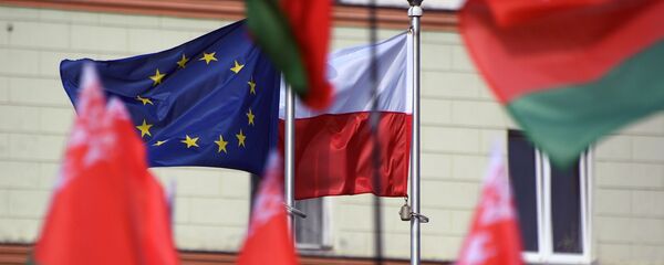 Banderas de Bielorrusia, Polonia y la UE cerca de la embajada de Polonia en Minsk - Sputnik Mundo