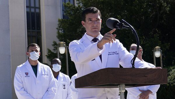 El doctor Sean Conley, anuncia sobre el estado de salud de Donald Trump, en Bethesda (EEUU), el 3 de octubre de 2020 - Sputnik Mundo