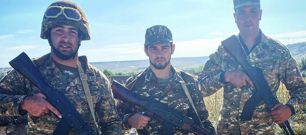 Arsen Harutyunián, luchador armenio (centro) - Sputnik Mundo