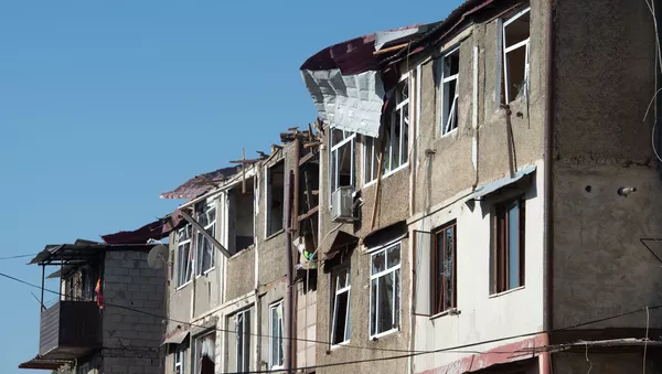 Consecuencias de bombardeos en Stepanakert, la capital de Nagorno Karabaj  - Sputnik Mundo