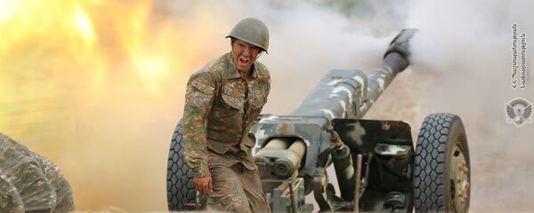 Un soldado armenio en una posición de artillería (archivo) - Sputnik Mundo