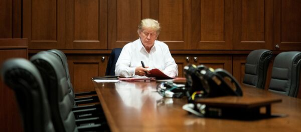 El presidente de EEUU, Donald Trump, trabaja en una sala de conferencias en el Centro Médico Militar Walter Reed, Bethesda, EEUU, el 3 de octubre. - Sputnik Mundo