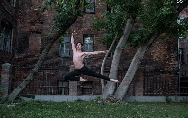 Foto de Valeri Mélnikov presentada en la exposición 'Ballet y arquitectura' - Sputnik Mundo