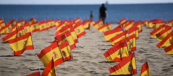 Banderas de España en homenaje a las víctimas del coronavirus - Sputnik Mundo