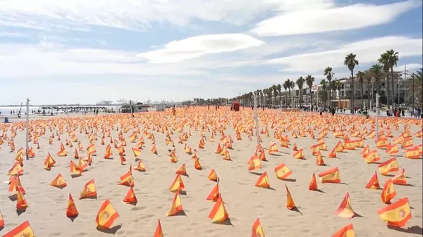 ¿Homenaje o populismo? Polémica por la colocación de banderas de España en una playa de Valencia | Vídeo
