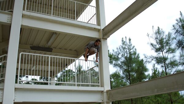 Joven practicando parkour (imagen referencial) - Sputnik Mundo