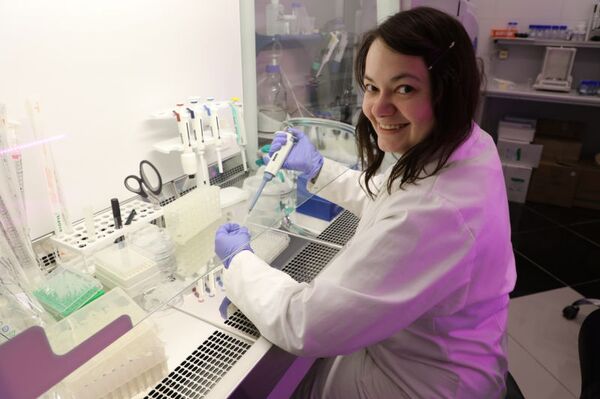 Crean en Rusia un nuevo revestimiento para aplicar medicamentos directamente en la lesión - Sputnik Mundo