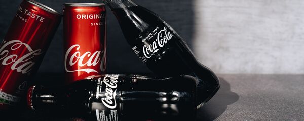 Latas y botellas de Coca-Cola (imagen referencial) - Sputnik Mundo
