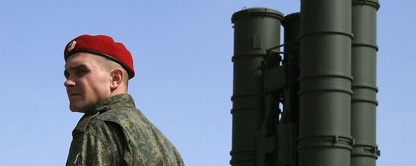 Un soldado cerca del sistema de misiles antiaéreos S-400 durante los ejercicios militares Kavkaz 2020 Un soldado cerca del sistema de misiles antiaéreos S-400 durante los ejercicios militares Kavkaz 2020 - Sputnik Mundo