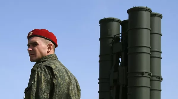 Un soldado cerca del sistema de misiles antiaéreos S-400 durante los ejercicios militares Kavkaz 2020 - Sputnik Mundo
