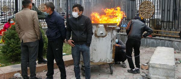 Участники акции протеста в Бишкеке - Sputnik Mundo