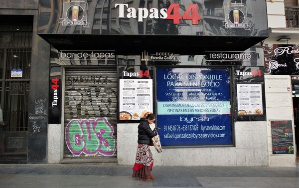 Bar cerrado en la Gran Vía de Madrid (España) - Sputnik Mundo