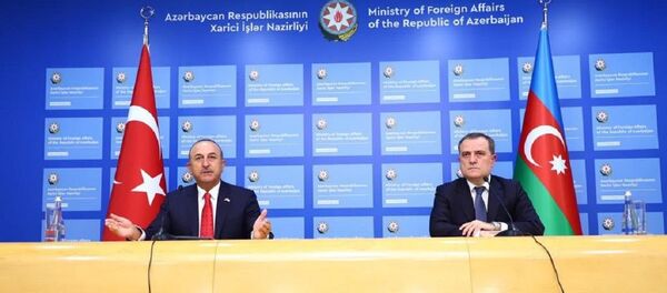 El ministro de Asuntos Exteriores turco, Mevlut Cavusoglu, y, su homólogo azerí, Jeyhun Bayramov El ministro de Asuntos Exteriores turco, Mevlut Cavusoglu, y, su homólogo azerí, Jeyhun Bayramov - Sputnik Mundo