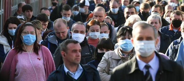 Gente en una estación de trenes en Moscú - Sputnik Mundo