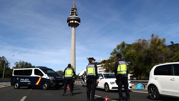 La Policía de España durante el cierre perimetral en Madrid - Sputnik Mundo