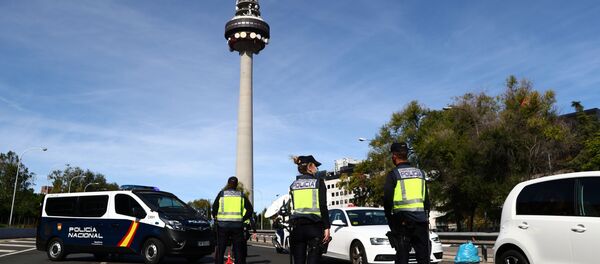 La Policía de España durante el cierre perimetral en Madrid - Sputnik Mundo