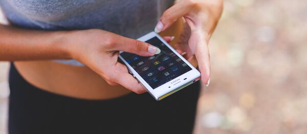 Una chica con un 'smartphone' - Sputnik Mundo