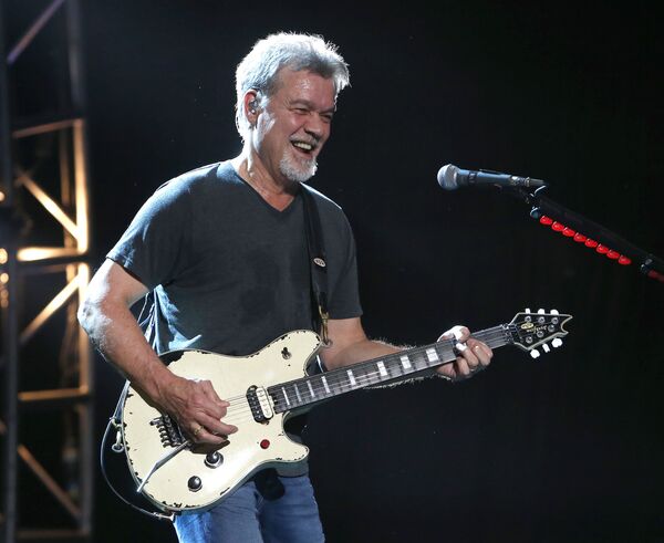 Eddie Van Halen, guitarrista de la banda Van Halen, durante un concierto en 2015 - Sputnik Mundo