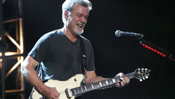 Eddie Van Halen, guitarrista de la banda Van Halen, durante un concierto en 2015 - Sputnik Mundo