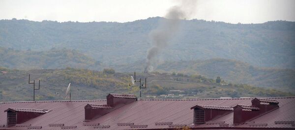 El humo sobre Stepanakert, la capital de Nagorno Karabaj El humo sobre Stepanakert, la capital de Nagorno Karabaj - Sputnik Mundo