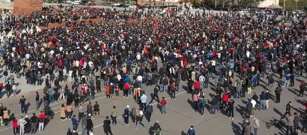 Causas y consecuencias de una noche de violentas protestas en Biskek - Sputnik Mundo