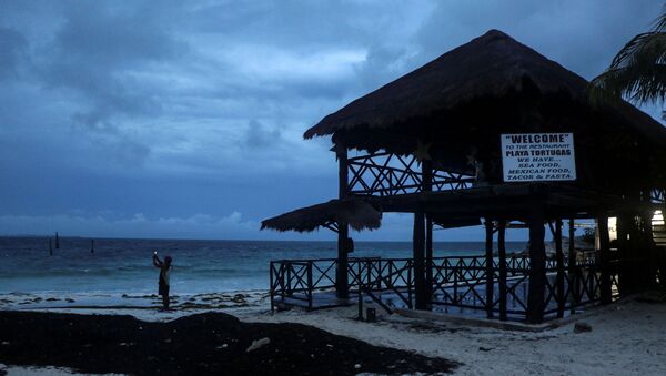 El huracán Delta en el Caribe mexicano - Sputnik Mundo