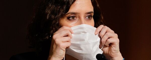 Isabel Díaz Ayuso con mascarilla - Sputnik Mundo