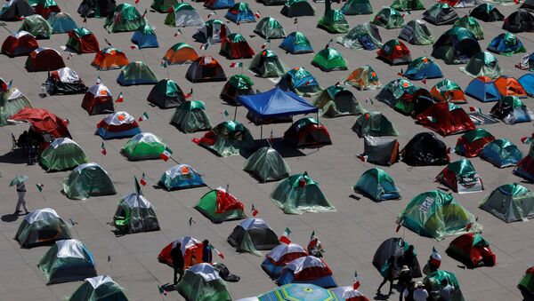 Un plantón en la Plaza de la Constitución del Zócalo de la Ciudad de México - Sputnik Mundo