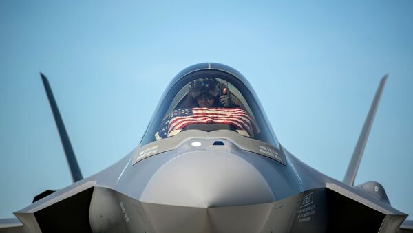 Un piloto en el interior de un caza F-35 de Estados Unidos - Sputnik Mundo