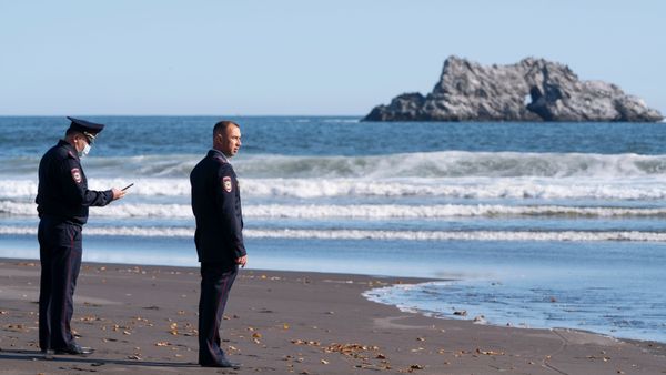 La Policía inspecciona la playa de Jalaktirski, en Kamchatka La Policía inspecciona la playa de Jalaktirski, en Kamchatka - Sputnik Mundo