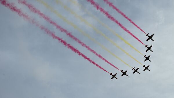 Demostración de la Fuerza Aérea Española, Patrulla Aguila, durante el desfile militar del Día Nacional de España. Madrid, 12 de octubre de 2019 - Sputnik Mundo