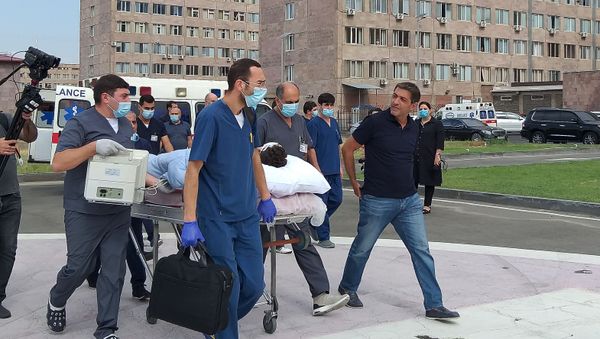 Los médicos atienden a los periodistas heridos en un bombardeo en Nagorno Karabaj Los médicos atienden a los periodistas heridos en un bombardeo en Nagorno Karabaj - Sputnik Mundo