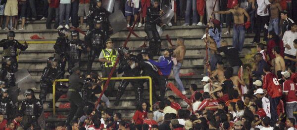 Incidedentes entre la Policía y la parcialidad de América de Cali durante un partido en 2008 - Sputnik Mundo