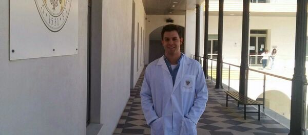 José Luis Gómez Urquiza evalúa a sus alumnos de enfermería a través de prácticas en TikTok - Sputnik Mundo