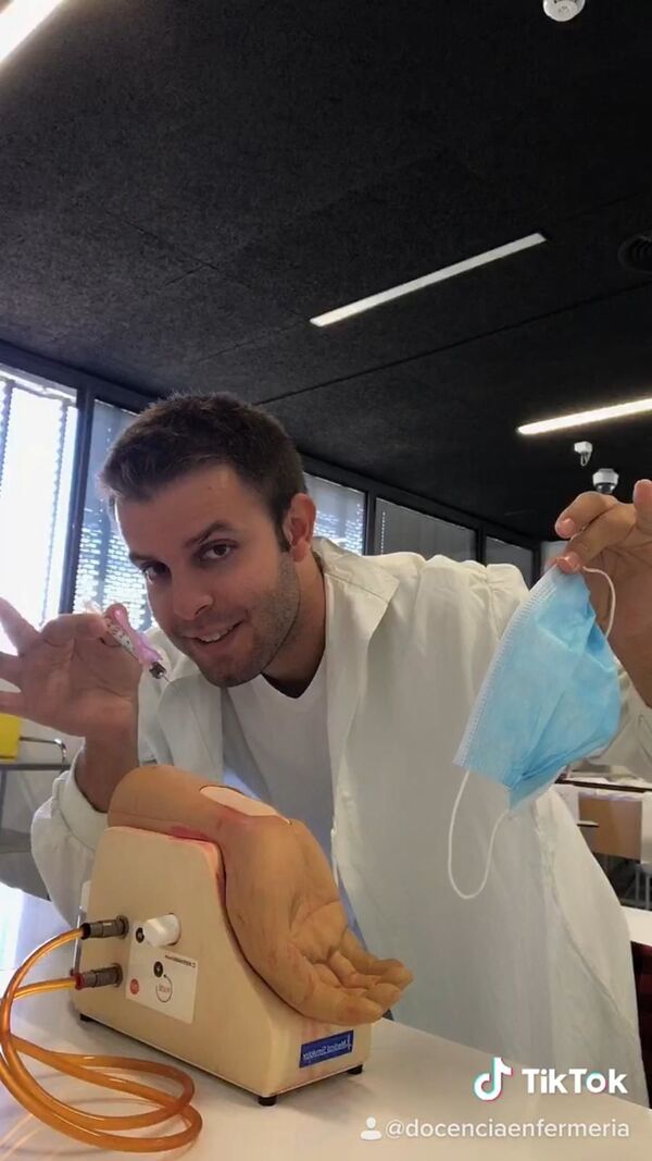 Un profesor español enseña a combatir bulos a sus alumnos a través de TikTok - Sputnik Mundo