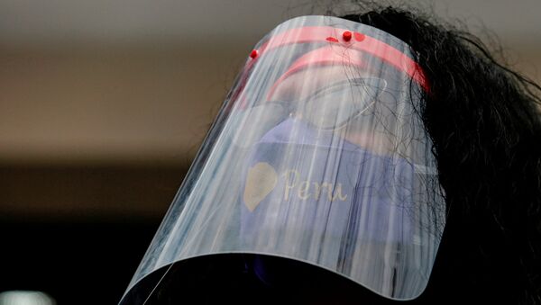 Una mujer con mascarilla en Perú - Sputnik Mundo